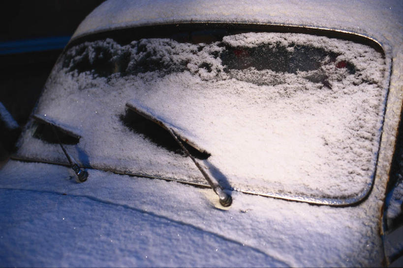 无人,横图,室外,特写,白天,正面,旅游,度假,雪,大雪,窗户,汽车,阴影,朦胧,模糊,光线,影子,积雪,雪景,冬季,冬天,娱乐,玻璃窗,车,阳光,交通工具,轿车,享受,休闲,放松,寒冷,载具,严寒,雨刮,彩图
