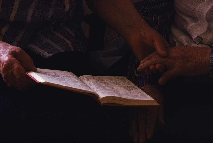 西方人,手,两个人,坐,横图,室内,白天,正面,书籍,欧洲,欧洲人,阴影,光线,影子,拿,拿着,阳光,牵手,手部,老年男性,老年女性,男人,男性,女人,女性,白种人,书,图书,坐着,半身,彩图