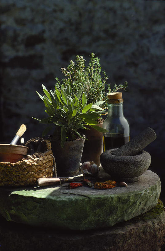 无人,交叉,竖图,室外,白天,正面,石头,植物,桌面,桌子,竹子,阴影,堆积,竹制,朦胧,模糊,编织,光线,罐子,篮子,盆栽,石子,影子,墙,盆景,凌乱,墙壁,墙面,玻璃制品,绿色,阳光,自然,玻璃瓶,瓶子,竹篮,生长,成长,竹条,交织,风化,混乱,竹制品,岩层,地貌,穿插,纷乱,缭乱,庞杂,风蚀,石化,石块,岩石,彩图