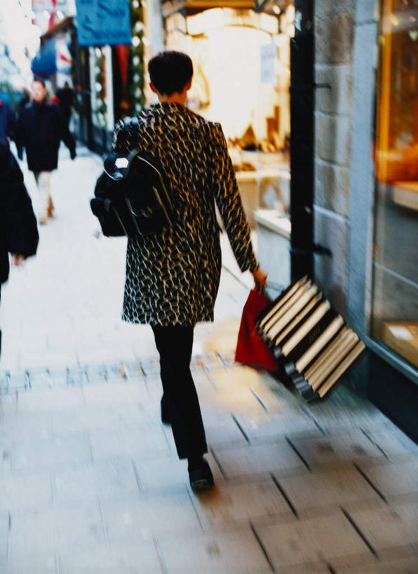 西方人,一个人,商店,走,竖图,室外,白天,购物,消费,窗户,落地窗,道路,路,指示牌,袋子,欧洲,欧洲人,仅一个年轻女性,仅一个女性,仅一个人,一排,服装,朦胧,模糊,整齐,包,包装袋,标志,皮包,手提袋,文字,小路,购物袋,交通,拎,注视,休闲装,标识,商铺,玻璃窗,排列,背面,衣服,观察,看,休闲,休闲服,金融,服饰,观看,单肩包,察看,队列,购买,关注,选购,贸易,血拼,市肆,商号,年轻女性,女人,女性,白种人,步行,散步,走路,彩图,全身,逛街,店铺,拎着