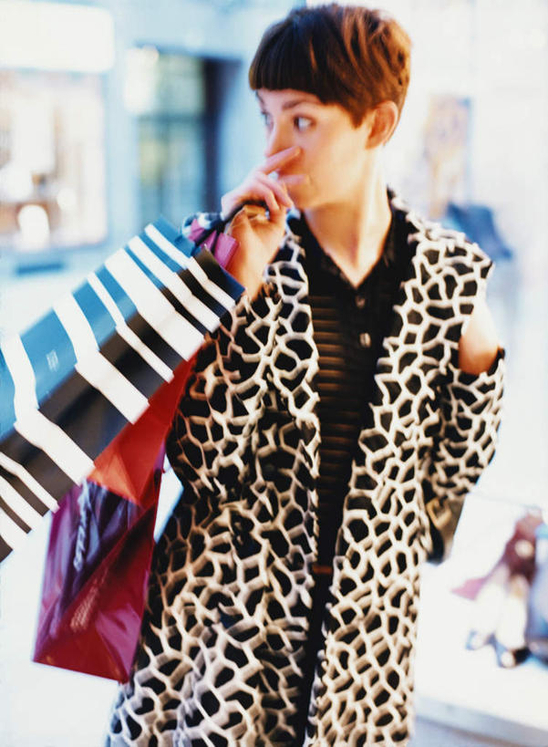 西方人,一个人,商店,走,竖图,室外,白天,正面,购物,消费,窗户,落地窗,道路,路,指示牌,袋子,欧洲,欧洲人,仅一个年轻女性,仅一个女性,仅一个人,一排,服装,朦胧,模糊,整齐,包,包装袋,标志,皮包,手提袋,文字,小路,购物袋,交通,拎,注视,休闲装,标识,商铺,玻璃窗,排列,衣服,观察,看,休闲,休闲服,金融,服饰,观看,单肩包,察看,队列,购买,关注,选购,贸易,血拼,市肆,商号,年轻女性,女人,女性,白种人,步行,散步,走路,半身,彩图,逛街,店铺,拎着