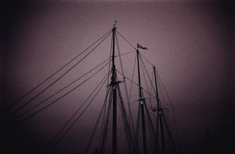 帆船,无人,横图,黑白,室外,夜晚,仰视,船,三根,一艘,阴影,光线,影子,云,云朵,云彩,白云,天空,阳光,交通工具,天,恐怖,载具,可怕,可骇,帆樯,桅竿,恐惧,低角度拍摄