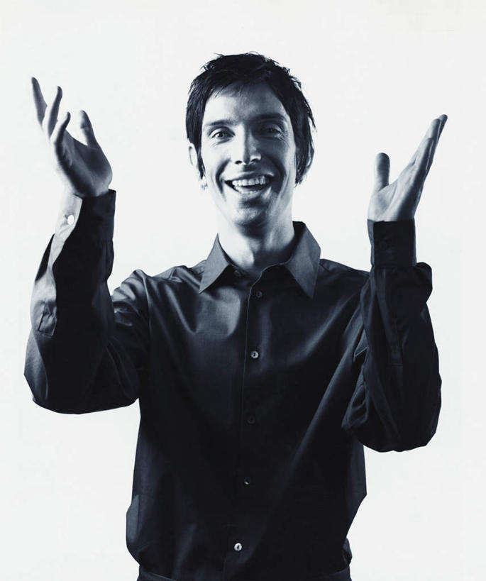 西方人,一个人,站,笑,微笑,露齿笑,竖图,黑白,室内,白天,白色背景,正面,衬衫,欧洲,欧洲人,仅一个男性,仅一个人,阴影,光线,影子,仅一个年轻男性,阳光,站着,一件,摄影,影棚,男人,男性,年轻男性,白种人,拍手,站立,半身,影棚拍摄,衬衣,拍摄