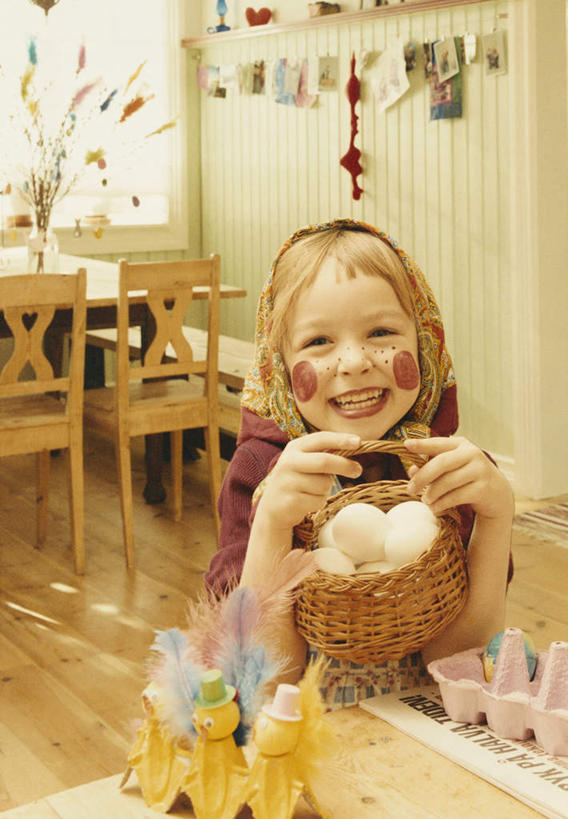 西方人,儿童,一个人,笑,交叉,微笑,露齿笑,竖图,俯视,室内,白天,游戏,餐桌,窗户,桌子,竹子,玩具,椅子,羽毛,欧洲,欧洲人,仅一个女性,仅一个人,一堆,一排,吊挂,握,悬挂,阴影,堆叠,堆积,竹制,轻盈,柔软,整齐,编织,光线,篮子,头巾,影子,木椅,蛋,鸡蛋,挂,拿,玩,拿着,娱乐,玻璃窗,排列,小孩,竹篮,仅一个小孩,休闲,益智,握着,餐台,活动,竹条,堆,交织,竹制品,队列,发泄,消遣,智力,轻柔,宣泄,卵,穿插,女孩,女人,女性,白种人,孩子,玩耍,嬉戏,半身,彩图,高角度拍摄,女生