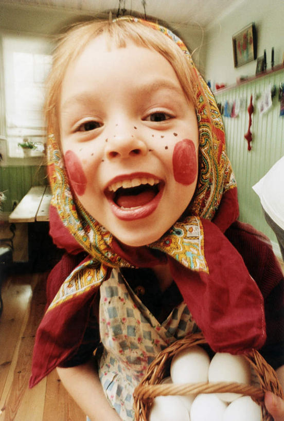 西方人,儿童,一个人,笑,交叉,微笑,露齿笑,竖图,俯视,室内,特写,白天,绘画,游戏,餐桌,窗户,桌子,竹子,玩具,椅子,羽毛,欧洲,欧洲人,仅一个女性,仅一个人,一堆,一排,吊挂,握,悬挂,阴影,堆叠,堆积,竹制,轻盈,柔软,艺术,整齐,装饰,编织,光线,篮子,头巾,影子,木椅,墙,蛋,鸡蛋,挂,拿,玩,拿着,文化,娱乐,玻璃窗,壁画,墙壁,墙面,排列,小孩,竹篮,仅一个小孩,休闲,益智,握着,餐台,活动,竹条,堆,华丽,修饰,交织,点缀,竹制品,队列,发泄,消遣,智力,轻柔,宣泄,衬托,美观,雅致,雅观,卵,穿插,女孩,女人,女性,白种人,孩子,画画,玩耍,嬉戏,半身,彩图,高角度拍摄,女生