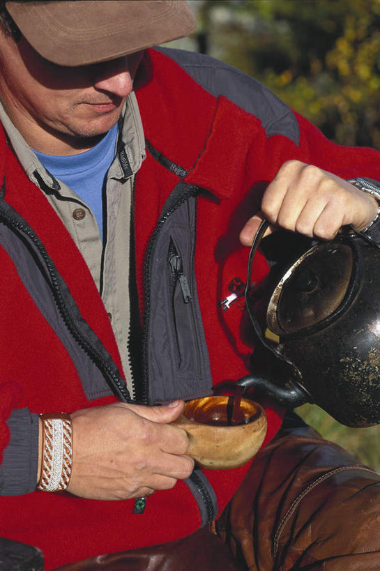 西方人,一个人,站,举,竖图,俯视,室外,特写,白天,旅游,度假,草地,植物,杯子,帽子,欧洲,欧洲人,仅一个男性,仅一个人,握,阴影,服装,朦胧,模糊,光线,壶,影子,拿,拿着,注视,休闲装,娱乐,运动帽,水壶,草,衣服,绿色,阳光,茶壶,容器,水杯,低头,观察,看,托,站着,仅一个老年男性,享受,休闲,休闲服,鸭舌帽,放松,握着,服饰,观看,察看,关注,老年男性,男人,男性,白种人,茶杯,举起,举手,举着,向上举,向上伸,向上托,站立,半身,彩图,高角度拍摄