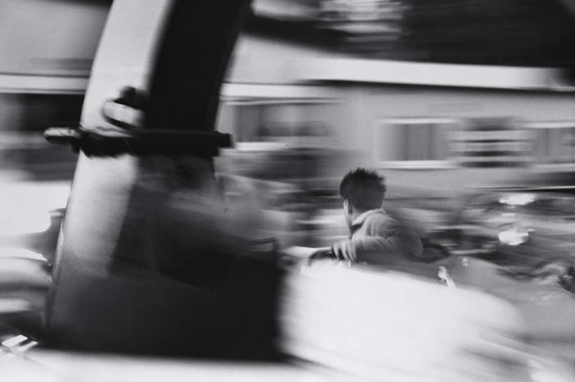 西方人,儿童,手,一个人,游乐园,家,站,伸展双臂,横图,室外,白天,纯洁,摆设,窗户,落地窗,游乐场,欧洲,欧洲人,仅一个男性,仅一个人,阴影,服装,朦胧,模糊,光线,影子,房屋,墙,屋子,注视,休闲装,设备,楼房,玻璃窗,墙壁,墙面,住宅,小孩,背面,衣服,阳光,观察,回头,看,站着,转头,仅一个小孩,休闲,手部,休闲服,可爱,童年,童趣,服饰,观看,察看,关注,装备,童真,烂漫,无邪,乐园,设置,天真,男孩,男人,男性,白种人,孩子,敞开双臂,伸开双臂,展开双肩,站立,张开手臂,张开双臂,彩图,全身,房子,男生