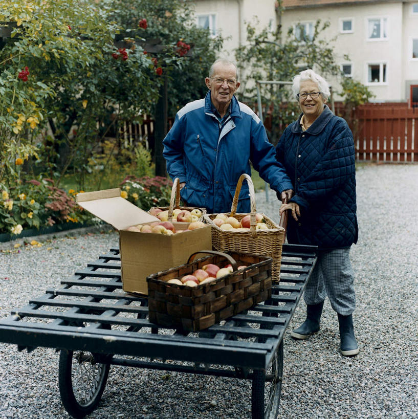 西方人,两个人,夫妻,栏杆,走,推,交叉,竖图,室外,白天,正面,爱情,草地,草坪,植物,道路,路,竹子,苹果,水果,欧洲,欧洲人,一堆,一辆,一排,堆叠,堆积,竹制,新鲜,整齐,编织,篮子,纸盒,围栏,小路,生食,食品,果实,交通,浪漫,注视,护栏,车,盒子,草,树,树木,食物,排列,绿色,自然,包装盒,手推车,竹篮,观察,看,恩爱,恋人,有机食品,绿色食品,生长,成长,观看,竹条,堆,交织,察看,便利,竹制品,存放,队列,关注,载具,快捷,方便,穿插,寄存,寄放,暂存,老年男性,老年女性,男人,男性,女人,女性,白种人,夫妇,情侣,步行,散步,走路,彩图,全身,伴侣