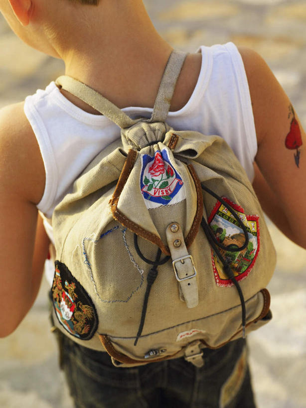 西方人,儿童,背,一个人,走,竖图,俯视,室外,特写,白天,旅游,度假,时尚,草地,日落,植物,欧洲,欧洲人,仅一个男性,仅一个人,阴影,服装,朦胧,模糊,光线,包,书包,影子,晚霞,霞光,落日,注视,休闲装,文化,娱乐,纹身,草,小孩,衣服,绿色,阳光,黄昏,背包,背着,低头,观察,看,仅一个小孩,享受,休闲,休闲服,彩霞,放松,个性,服饰,信仰,观看,察看,关注,刺青,追求,想象,文身,勇气,崇拜,张扬,背负,夕照,男孩,男人,男性,白种人,孩子,夕阳,步行,散步,走路,半身,彩图,高角度拍摄,斜阳,双肩包,男生