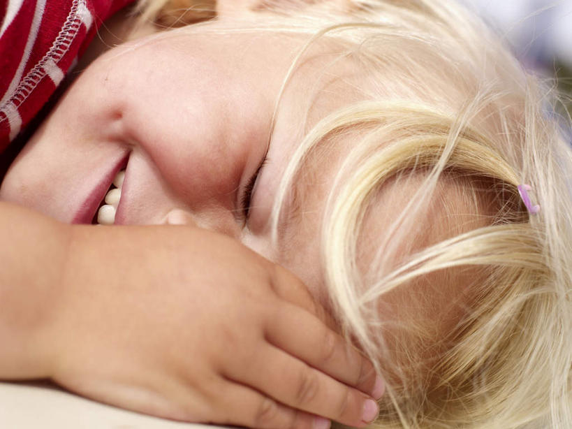 西方人,儿童,一个人,闭眼,笑,睡,微笑,露齿笑,横图,室内,特写,白天,正面,纯洁,欧洲,欧洲人,仅一个男性,仅一个人,条纹,服装,朦胧,模糊,休闲装,小孩,衣服,红色,趴着,仅一个小孩,休闲,休闲服,可爱,童年,童趣,服饰,童真,烂漫,无邪,酒涡,梨涡,天真,男孩,男人,男性,白种人,孩子,闭眼睛,闭着眼,闭着眼睛,困,困觉,趴,寝息,睡觉,半身,彩图,男生