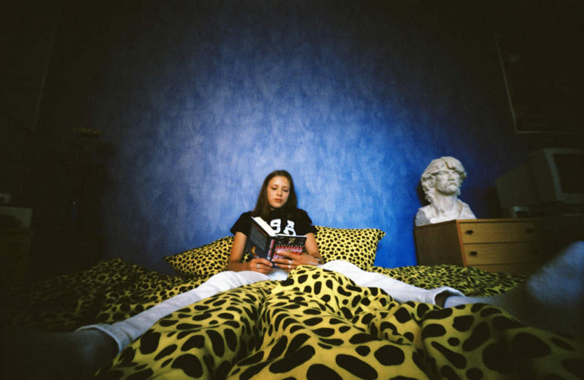 西方人,一个人,躺,横图,室内,白天,正面,床,柜子,靠垫,雕塑,欧洲,欧洲人,仅一个年轻女性,仅一个女性,仅一个人,阴影,服装,艺术,装饰,光线,雕刻,雕像,影子,斑点,墙,灯光,床单,靠枕,黑点,休闲装,被子,墙壁,墙面,衣服,蓝色,工艺品,橱柜,垫子,枕头,休闲,休闲服,服饰,单人床,纪念,美术,被单,主题,陈列,功能,美学,卧着,年轻女性,女人,女性,白种人,躺着,卧,彩图,全身