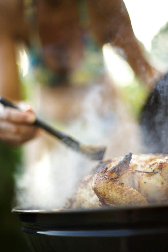 海鲜,西方人,手,一个人,竖图,室外,特写,白天,仰视,泳装,比基尼,雾,餐具,欧洲,欧洲人,仅一个年轻女性,仅一个女性,仅一个人,握,阴影,沸腾,朦胧,模糊,光线,蒸汽,鱼,碟子,盘,影子,勺子,水蒸气,拿,拿着,水产,鱼类,海洋生物,黑色,阳光,盘子,调羹,碟,汤匙,手部,握着,水生动物,海产品,水生物,海底动物,蒸发,年轻女性,女人,女性,白种人,半身,彩图,低角度拍摄,三点式,泳衣