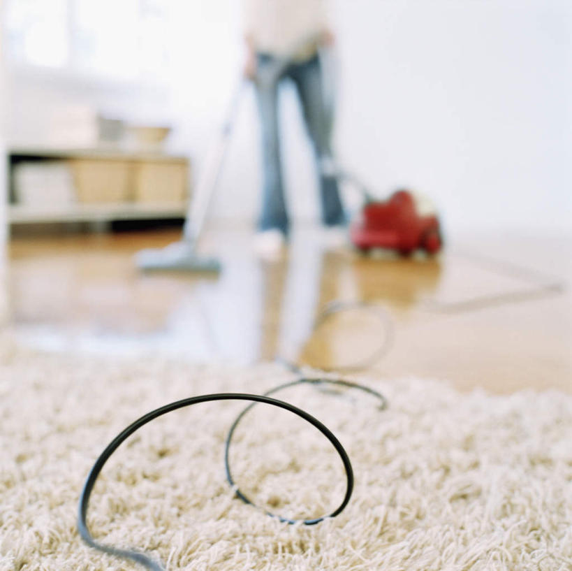 西方人,一个人,站,横图,室内,白天,正面,地板,纺织品,欧洲,欧洲人,仅一个年轻女性,仅一个女性,仅一个人,服装,装饰,毛毯,毯子,地面,注视,休闲装,木地板,纺织,衣服,垫子,观察,看,站着,休闲,温暖,休闲服,服饰,打扫,观看,华丽,修饰,点缀,察看,关注,清扫,衬托,美观,雅致,雅观,年轻女性,女人,女性,白种人,站立,半身,彩图