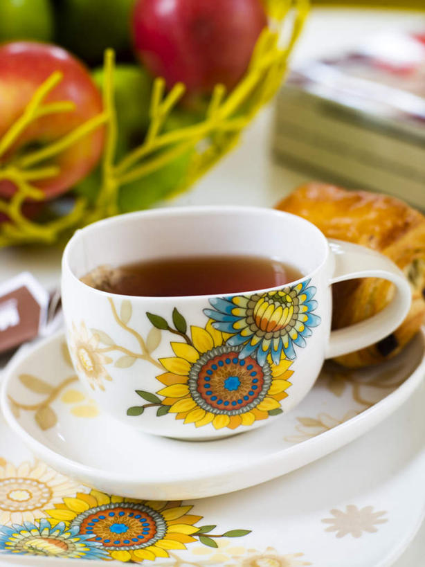 点心,面包,咖啡,无人,客厅,竖图,俯视,室内,特写,白天,幸福,杯子,餐具,书籍,水果,一本,阴影,新鲜,反射,瓷器,碟子,盘,影子,生食,食品,面点,果实,咖啡杯,陶瓷制品,娱乐,食物,糕点,饮料,盘子,碟,享受,休闲,温馨,放松,乐趣,有机食品,绿色食品,提神,起居室,舒适,瓷杯,醒脑,软饮料,客堂,书,图书,彩图,高角度拍摄,肉桂面包,肉桂面包卷