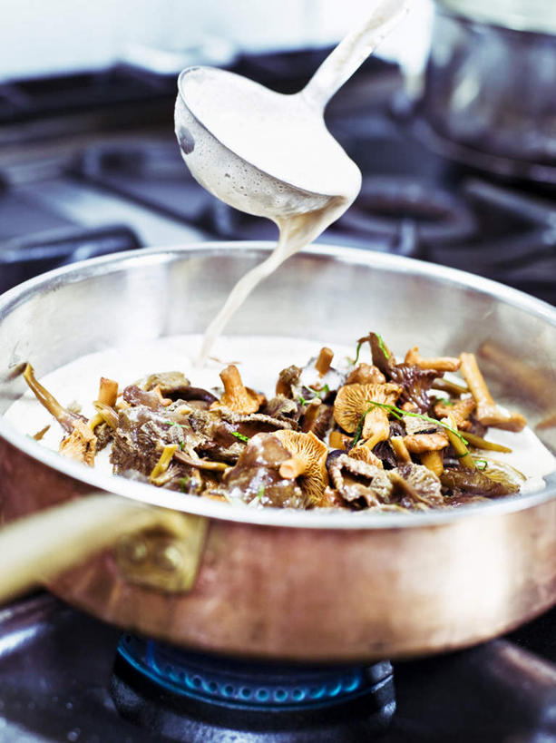 竖图,室外,特写,白天,正面,烹饪,西餐,热情,蔬菜,厨具,火,金属制品,新鲜,金属,锅子,火焰,勺子,菌菇,料理,食品,燃烧,菌类,锅,菜肴,美食,食物,调羹,汤匙,奶油,食用菌,西式,佳肴,有机食品,绿色食品,煎锅,锅具,灶具,乳制品,燃气灶,烹饪用具,鸡油菌,激凌,克林姆,淇淋,燃气具,杏黄菌,杏菌,烹调用具,烹调,半身,彩图