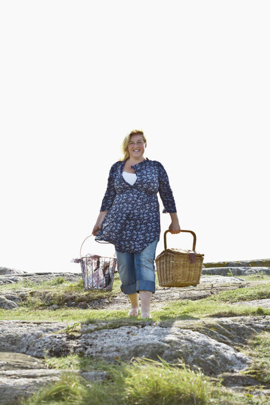 西方人,一个人,站,交叉,竖图,室外,白天,正面,草地,草坪,石头,植物,竹子,欧洲,欧洲人,仅一个女性,仅一个人,握,阴影,竹制,服装,编织,光线,篮子,石子,影子,拿,拎,拿着,注视,休闲装,草,衣服,蓝色,绿色,蓝天,天空,阳光,竹篮,天,观察,看,站着,仅一个中年女性,休闲,休闲服,握着,服饰,晴朗,观看,竹条,交织,察看,竹制品,关注,万里无云,穿插,女人,女性,中年女性,白种人,石块,岩石,晴空,晴空万里,站立,彩图,全身,拎着