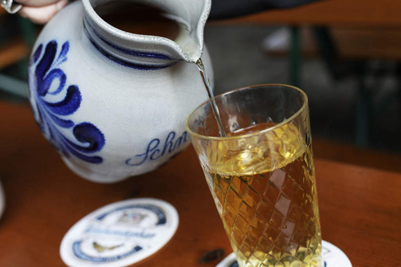 无人,酒吧,横图,俯视,室内,白天,旅游,度假,餐桌,桌子,杯子,椅子,阴影,光线,壶,影子,木椅,娱乐,玻璃制品,水壶,饮料,阳光,茶壶,容器,水杯,享受,休闲,放松,餐台,玻璃杯,彩图,高角度拍摄,酒吧间,酒馆