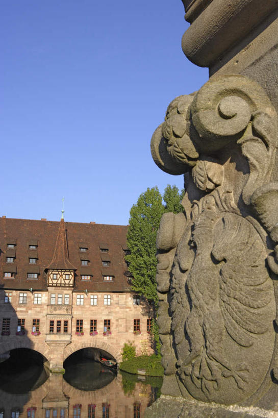 无人,医院,竖图,室外,白天,正面,旅游,度假,草地,草坪,河流,水,植物,标志建筑,地标,建筑,德国,欧洲,阴影,光线,影子,河水,水流,娱乐,建设,草,树,树木,蓝色,绿色,倒影,蓝天,天空,阳光,自然,天,享受,休闲,旅游胜地,放松,生长,晴朗,成长,倒映,西欧,医疗机构,万里无云,德意志联邦共和国,巴伐利亚,巴伐利亚州,拜恩州,拜恩自由州,纽伦堡,反照,晴空,晴空万里,彩图,病院,诊所