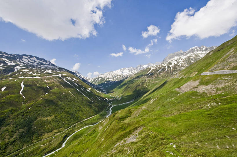无人,横图,俯视,航拍,室外,白天,旅游,度假,草地,草坪,美景,山,山脉,植物,道路,路,瑞士,欧洲,阴影,弯曲,光线,影子,景观,山峰,云,云朵,小路,交通,山峦,云彩,娱乐,草,树,树木,蓝色,绿色,白云,蓝天,天空,阳光,自然,群山,天,享受,休闲,景色,放松,蜿蜒,生长,晴朗,成长,鸟瞰,自然风光,中欧,瑞士联邦,瓦莱州,晴空,彩图,高角度拍摄