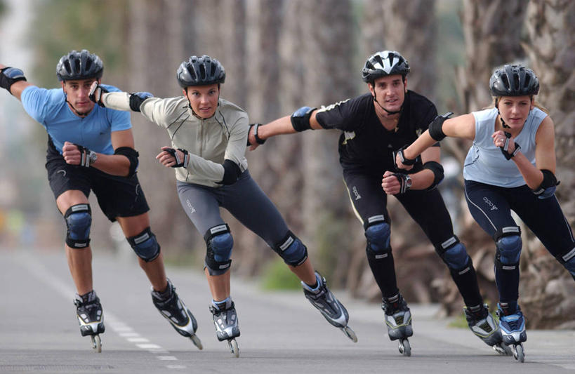西方人,四个人,伙伴,朋友,横图,室外,白天,正面,运动服,友谊,安全,滚轴溜冰,植物,道路,路,公路,帽子,欧洲,欧洲人,一排,服装,整齐,时间,时钟,手表,头盔,树桩,防护,旱冰鞋,溜冰鞋,交通,计时,注视,树,树干,树木,排列,衣服,绿色,自然,安全帽,钟表,观察,看,木桩,表,护膝,轮滑鞋,服饰,生长,成长,摆臂,观看,保护,腕表,察看,衣着,穿着,队列,关注,保险,保全,周全,安稳,安定,单排轮滑,衣饰,平安,友情,溜冰,轮滑,男人,男性,年轻男性,年轻女性,女人,女性,白种人,钟,马路,彩图,全身,运动装