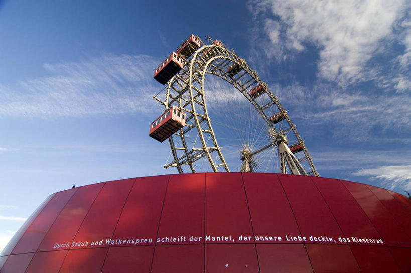 无人,游乐园,横图,室外,白天,仰视,旅游,度假,游戏,标志建筑,地标,建筑,游乐场,奥地利,欧洲,阴影,光线,英文,标志,文字,影子,字符,字母,墙,云,云朵,摩天轮,玩,云彩,娱乐,标识,建设,墙壁,墙面,蓝色,白云,蓝天,天空,阳光,天,享受,休闲,旅游胜地,放松,游乐设施,晴朗,活动,英文字母,发泄,消遣,智力,中欧,大转轮,费里斯大转轮,宣泄,奥地利共和国,乐园,游艺设施,晴空,玩耍,嬉戏,彩图,低角度拍摄