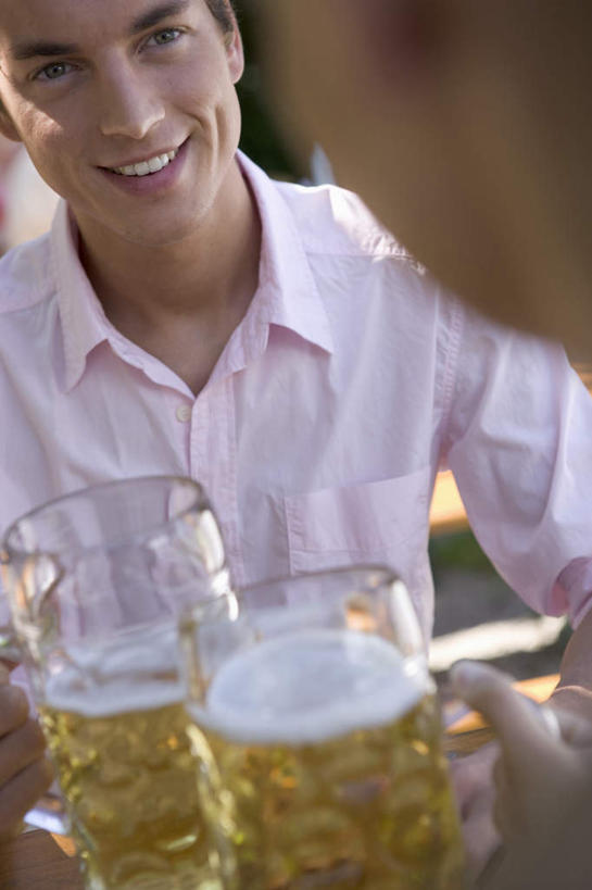 啤酒,西方人,一个人,坐,笑,微笑,露齿笑,竖图,室外,特写,白天,正面,衬衫,杯子,欧洲,欧洲人,仅一个男性,仅一个人,阴影,朦胧,模糊,庆祝,光线,影子,酒类,玻璃制品,酒,饮料,仅一个年轻男性,粉色,阳光,酒杯,啤酒杯,干杯,碰杯,交际,友好,庆贺,礼仪,敬酒,劝酒,酒涡,梨涡,男人,男性,年轻男性,白种人,玻璃杯,坐着,半身,彩图,衬衣