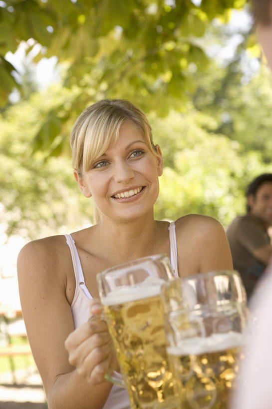 啤酒,西方人,一个人,坐,笑,微笑,露齿笑,竖图,室外,特写,白天,正面,衬衫,植物,杯子,欧洲,欧洲人,仅一个年轻女性,仅一个女性,仅一个人,阴影,朦胧,模糊,庆祝,光线,影子,酒类,玻璃制品,酒,树,树木,饮料,粉色,绿色,阳光,自然,酒杯,啤酒杯,干杯,碰杯,交际,友好,生长,成长,庆贺,礼仪,敬酒,劝酒,酒涡,梨涡,年轻女性,女人,女性,白种人,玻璃杯,坐着,半身,彩图,衬衣