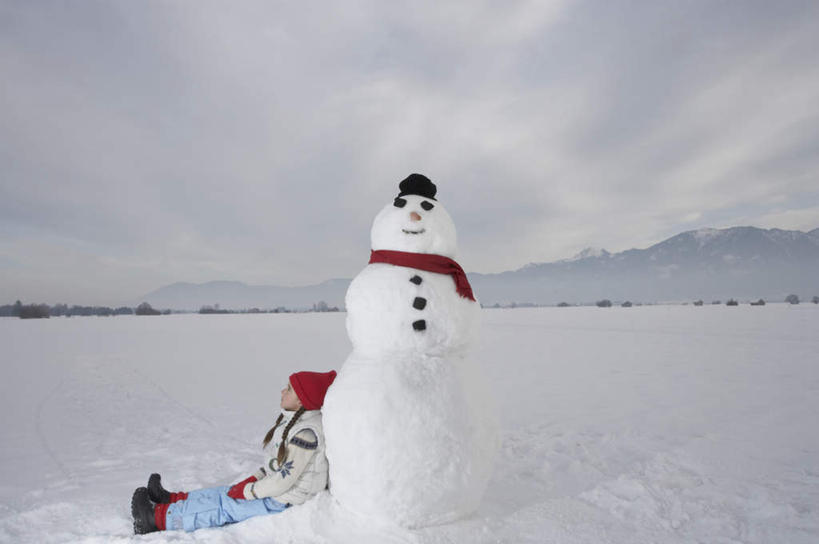 西方人,儿童,一个人,坐,横图,室外,白天,侧面,游戏,纯洁,山,雪,雪山,大雪,萝卜,胡萝卜,帽子,欧洲,欧洲人,仅一个女性,仅一个人,一根,阴影,服装,装饰,光线,影子,冰,积雪,山峰,雪景,雪人,冬季,冬天,山峦,玩,注视,休闲装,娱乐,小孩,衣服,阳光,手套,围巾,观察,看,靠,靠着,倚靠,仅一个小孩,休闲,温暖,休闲服,寒冷,可爱,童年,童趣,服饰,围脖,观看,活动,保暖,华丽,点缀,察看,冰冷,倚着,御寒,发泄,关注,消遣,智力,童真,烂漫,无邪,宣泄,衬托,美观,雅致,雅观,棉帽,严寒,冰凉,酷寒,凛冽,凛凛,极冷,天真,女孩,女人,女性,白种人,孩子,红萝卜,甘荀,玩耍,嬉戏,坐着,彩图,全身,女生,拟人