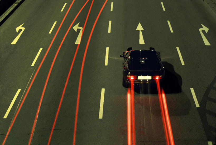 无人,横图,俯视,室外,夜晚,道路,路,公路,汽车,德国,欧洲,一辆,阴影,光线,影子,灯光,交通,车,红色,交通工具,轿车,西欧,载具,飞驰,德意志联邦共和国,马路,彩图,高角度拍摄