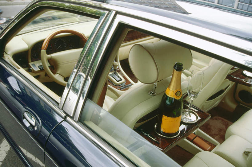 葡萄酒,无人,横图,俯视,室外,白天,旅游,度假,奢侈,快乐,机器,仪器,窗户,汽车,杯子,一辆,阴影,光线,高脚杯,影子,浪漫,娱乐,设备,玻璃窗,座位,车,玻璃制品,酒,饮料,一个,阳光,车窗,方向盘,酒杯,交通工具,轿车,香槟,驾驶,行驶,享受,休闲,放松,诱惑,单个,控制,载具,香槟杯,气泡酒,起泡酒,汽酒,坐位,玻璃杯,彩图,高角度拍摄,高兴,欢笑