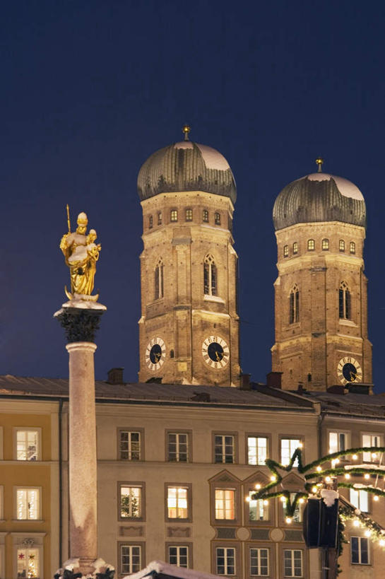 无人,竖图,室外,白天,仰视,旅游,度假,美景,雕塑,德国,欧洲,圣诞节,节日,庆祝,艺术,装饰,光线,雕刻,雕像,景观,灯光,文化,娱乐,慕尼黑,自然,工艺品,庆典,享受,休闲,景色,放松,纪念,美术,西欧,自然风光,主题,陈列,德意志联邦共和国,首府,功能,美学,巴伐利亚,巴伐利亚州,拜恩州,拜恩自由州,慕尼黑大教堂,玛利亚广场,彩图,低角度拍摄