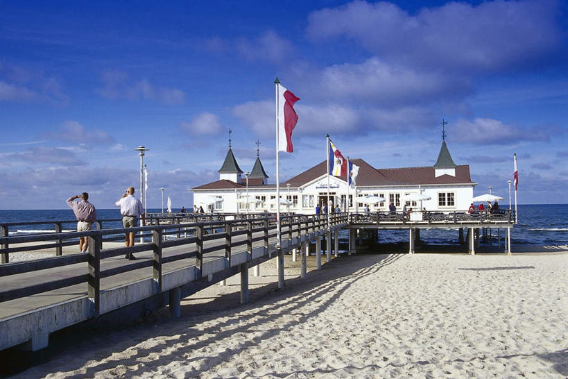 西方人,伙伴,朋友,家,横图,室外,白天,正面,度假,友谊,海浪,海洋,石头,美景,沙滩,城市风光,城市,德国,欧洲,欧洲人,阴影,服装,光线,伞,沙子,石子,影子,雨伞,遮阳伞,房屋,屋子,海岸,景观,浪花,云,云朵,桥,沙地,许多人,云彩,注视,休闲装,娱乐,阳伞,石桥,楼房,拱桥,住宅,栈桥,衣服,蓝色,白云,蓝天,天空,阳光,海水,天,观察,看,一群人,享受,休闲,休闲服,景色,放松,遮,遮掩,服饰,拱形,晴朗,观看,人行桥,石拱桥,察看,掩盖,遮挡,西欧,关注,海景,遮盖,德意志联邦共和国,梅克伦堡.前波美拉尼亚州,梅克伦堡.前波美拉尼亚,友情,男人,男性,女人,女性,中年男性,中年女性,白种人,大海,风浪,海,海水的波动,海滩,近岸浪,石块,涌浪,晴空,彩图,全身,房子