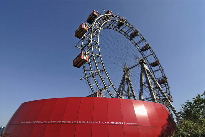 无人,游乐园,横图,室外,白天,仰视,旅游,度假,游戏,植物,标志建筑,地标,建筑,游乐场,奥地利,欧洲,维也纳,阴影,光线,影子,摩天轮,首都,玩,娱乐,建设,树,树木,蓝色,绿色,蓝天,天空,阳光,自然,天,享受,休闲,旅游胜地,放松,游乐设施,生长,晴朗,成长,活动,发泄,消遣,智力,中欧,大转轮,万里无云,费里斯大转轮,宣泄,奥地利共和国,乐园,游艺设施,晴空,晴空万里,玩耍,嬉戏,彩图,低角度拍摄