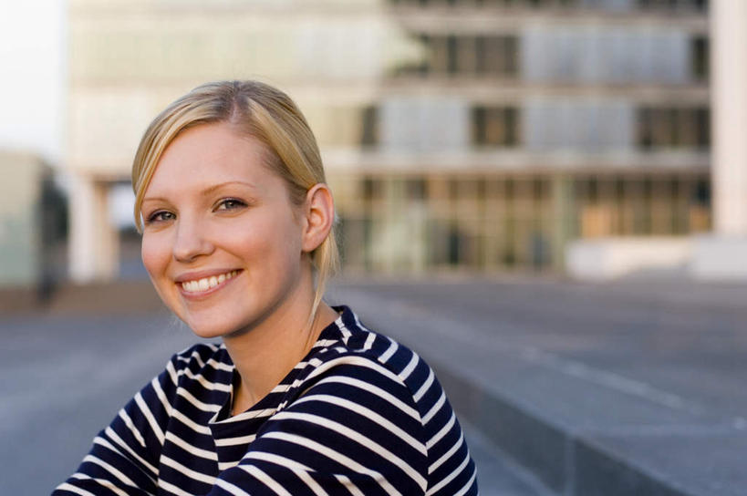 西方人,一个人,高楼大厦,坐,笑,微笑,露齿笑,横图,室外,白天,正面,度假,美景,城市风光,标志建筑,城市,大厦,地标,建筑,摩天大楼,卢森堡,欧洲,欧洲人,仅一个年轻女性,仅一个女性,仅一个人,阴影,条纹,服装,朦胧,模糊,光线,影子,景观,注视,娱乐,建设,衣服,蓝色,白色,黑色,蓝天,天空,阳光,天,观察,看,享受,休闲,景色,放松,服饰,观看,察看,衣着,西欧,穿着,关注,衣饰,卢森堡大公国,年轻女性,女人,女性,白种人,坐着,半身,彩图,大楼,高层建筑,高楼,摩天楼