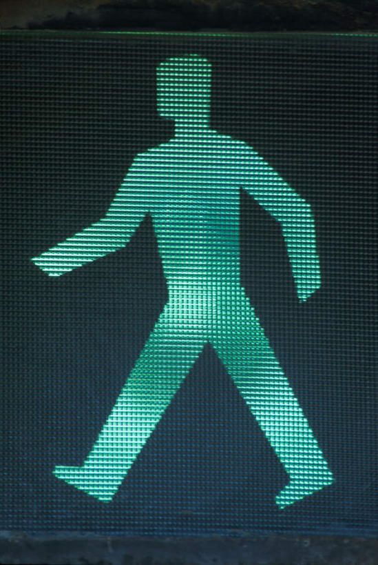 无人,竖图,室外,白天,正面,安全,指示牌,新鲜,标志,图案,红绿灯,信号灯,交通,方向,标识,绿色,警示,青春,生命,提示,和平,安详,流通,交通信号灯,行人信号灯,目的,冷色,偏向,标的,彩图