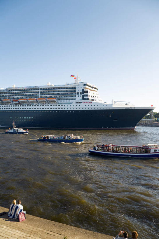 西方人,两个人,坐,竖图,俯视,室外,白天,河流,沙滩,水,城市,船,德国,欧洲,欧洲人,阴影,波纹,光线,沙子,影子,河岸,河水,河滩,水流,云,云朵,汉堡,涟漪,沙地,云彩,游轮,游船,蓝色,白云,蓝天,水纹,天空,阳光,交通工具,波浪,天,四艘,西欧,载具,德意志联邦共和国,水晕,旅游船,汉堡市,男人,男性,年轻男性,年轻女性,女人,女性,白种人,坐着,彩图,高角度拍摄,全身,海港