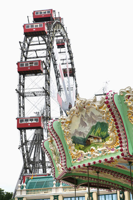 无人,游乐园,竖图,室外,白天,仰视,旅游,度假,游戏,植物,标志建筑,地标,建筑,游乐场,奥地利,欧洲,摩天轮,玩,娱乐,建设,树,树木,绿色,自然,享受,休闲,旅游胜地,放松,游乐设施,生长,成长,活动,发泄,消遣,智力,中欧,大转轮,费里斯大转轮,宣泄,奥地利共和国,乐园,游艺设施,玩耍,嬉戏,彩图,低角度拍摄