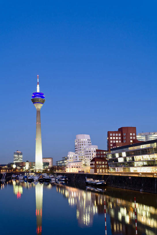 无人,高楼大厦,竖图,室外,白天,正面,度假,河流,美景,水,城市风光,城市,大厦,建筑,轮船,摩天大楼,船,照明,德国,欧洲,波纹,飞溅,溅,液体,河水,景观,水滴,水流,娱乐,建设,灯,水珠,蓝色,蓝天,水纹,天空,船尾波,灯具,交通工具,波浪,天,享受,休闲,景色,放松,晴朗,照亮,照明设备,西欧,喷洒,载具,前照灯,前大灯,万里无云,德意志联邦共和国,车前灯,莱茵河,莱茵兰.普法尔茨州,莱茵通讯塔,晴空,晴空万里,彩图,大楼,高层建筑,高楼,摩天楼