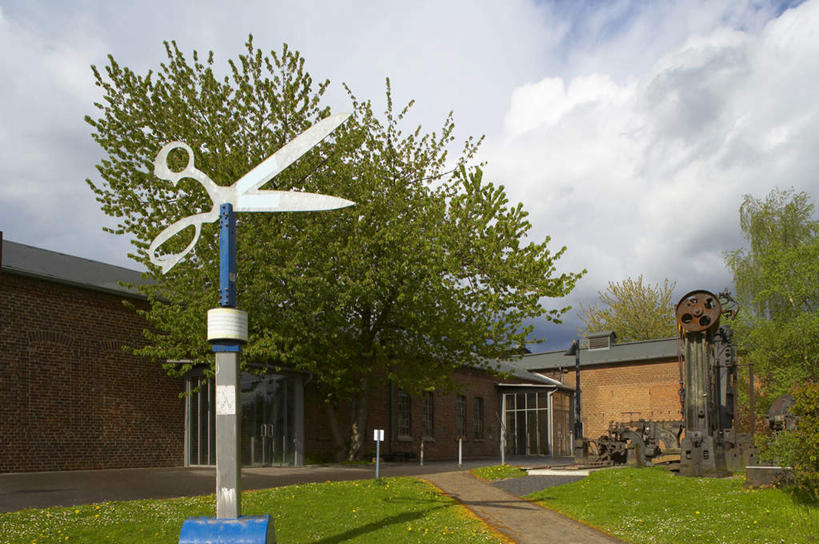 无人,博物馆,家,横图,室外,白天,正面,旅游,度假,草地,草坪,植物,标志建筑,地标,建筑,雕塑,德国,欧洲,一把,修剪,阴影,研究,艺术,装饰,光线,雕刻,雕像,工具,剪刀,影子,房屋,屋子,云,云朵,教育,云彩,娱乐,建设,楼房,住宅,草,树,树木,蓝色,绿色,白云,蓝天,天空,阳光,自然,工艺品,天,享受,休闲,旅游胜地,放松,生长,晴朗,成长,纪念,展览,裁剪,美术,剪子,剪裁,切割,西欧,欣赏,主题,陈列,德意志联邦共和国,功能,美学,北威州,北莱茵.威斯特法伦州,典藏,晴空,彩图,房子