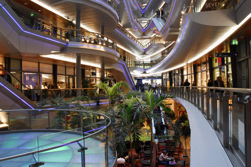 西方人,商店,栏杆,坐,走,吃,横图,室内,白天,正面,购物,度假,消费,美景,植物,餐桌,桌子,城市风光,超市,城市,电梯,餐具,椅子,照明,德国,欧洲,欧洲人,行人,游客,游人,阴影,服装,光线,碟子,盘,影子,电动扶梯,景观,围栏,灯光,自动扶梯,运输工具,许多人,注视,休闲装,娱乐,护栏,顶灯,路牌,路人,旅客,灯,树,树木,衣服,绿色,自然,盘子,灯具,碟,观察,看,一群人,享受,休闲,休闲服,景色,放松,金融,百货,服饰,生长,成长,餐台,观看,照亮,察看,照明设备,西欧,关注,选购,贸易,百货公司,德意志联邦共和国,血拼,北威州,北莱茵.威斯特法伦州,过客,男人,男性,女人,女性,中年男性,中年女性,白种人,步行,嚼,散步,食,走路,坐着,半身,彩图,购物商场,购物中心,商业中心,扶手电梯,升降设备,运输带,自动行人电梯,电扶梯