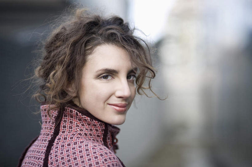 西方人,脸,头,脸颊,一个人,站,笑,微笑,横图,室外,特写,白天,欧洲,欧洲人,仅一个年轻女性,仅一个女性,仅一个人,阴影,服装,光线,影子,棕色,扭头,注视,休闲装,背面,衣服,阳光,站着,转头,休闲,休闲服,凝视,服饰,凝望,谛视,年轻女性,女人,女性,白种人,头部,长发,卷发,脸部,脸蛋,面部,站立,半身,彩图,高兴,开心