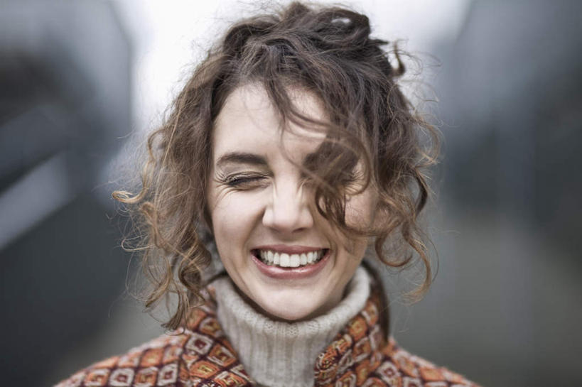 西方人,脸,头,脸颊,一个人,站,闭眼,笑,微笑,露齿笑,横图,室外,特写,白天,正面,兴奋,欧洲,欧洲人,仅一个年轻女性,仅一个女性,仅一个人,阴影,服装,光线,影子,棕色,休闲装,衣服,阳光,站着,休闲,休闲服,服饰,欢快,喜悦,欢腾,庆幸,年轻女性,女人,女性,白种人,头部,长发,卷发,脸部,脸蛋,面部,闭眼睛,闭着眼,闭着眼睛,站立,半身,彩图,高兴,欢乐,开心,愉快