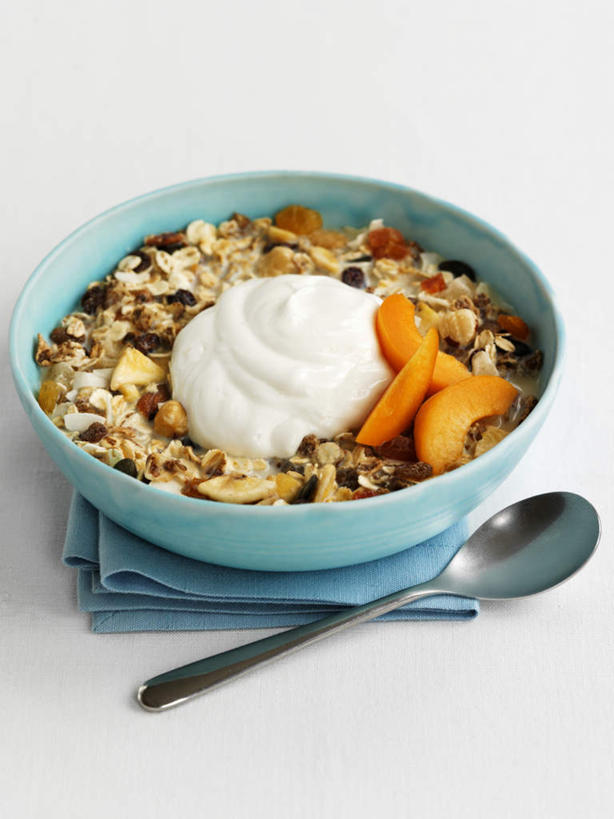 牛奶,无人,竖图,俯视,室内,特写,白天,白色背景,早餐,桌面,桌子,桃子,水果,阴影,花纹,新鲜,光线,木制,布,图案,影子,勺子,陶瓷,谷物,生食,食品,果实,陶瓷制品,饮品,营养,布纹,酸奶,美食,饮食,食物,饮料,一个,木制品,容器,调羹,汤匙,碗,保健,摄影,有机食品,绿色食品,影棚,单个,储藏,布匹,麦片,乳制品,奶,储存,发酵,肺果,优格,优酪乳,彩图,高角度拍摄,影棚拍摄,拍摄,贮存