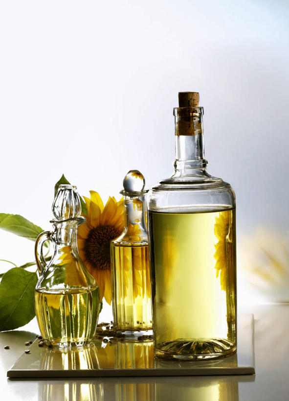 无人,竖图,室内,特写,白天,白色背景,正面,爱情,幸福,太阳,餐桌,桌子,向日葵,叶子,阴影,盛开,反射,影子,食用油,油,绿叶,花蕾,玻璃制品,花,花瓣,花朵,鲜花,两朵,三个,黄色,玻璃瓶,瓶子,花苞,花蕊,嫩叶,瓶塞,摄影,影棚,餐台,保存,密封,光辉,植物油,沉默,忠诚,勇敢,投缘,爱慕,高傲,朝阳花,葵花,望日莲,向阳花,转日莲,叶,叶片,彩图,影棚拍摄,拍摄,葵花籽油