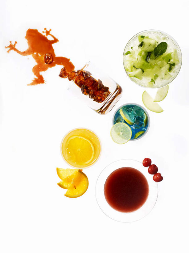 无人,竖图,俯视,室内,特写,白天,白色背景,绘画,黄瓜,蔬菜,杯子,水果,阴影,新鲜,艺术,反射,影子,生食,食品,果实,蔬果,玻璃制品,食物,水杯,摄影,有机食品,绿色食品,影棚,颜料,美术,甜橙,玻璃杯,橙子,橙,青瓜,胡瓜,彩图,高角度拍摄,影棚拍摄,拍摄,丙烯颜料,鹄壳,黄橙,黄果,金橙,金环,金球,糖橙