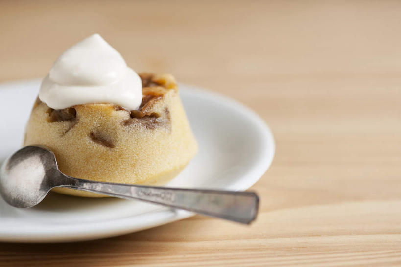 点心,无人,横图,俯视,室内,特写,白天,下午茶,餐桌,桌子,苹果,餐具,阴影,反射,碟子,盘,影子,勺子,食品,蛋挞,食物,糕点,盘子,调羹,碟,汤匙,奶油,摄影,影棚,餐台,乳制品,激凌,克林姆,淇淋,蛋塔,彩图,高角度拍摄,影棚拍摄,拍摄,苹果蛋挞