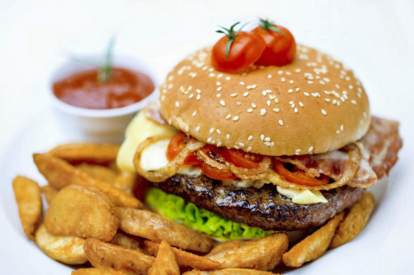 点心,面包,奶酪,无人,横图,俯视,室内,特写,白天,白色背景,烹饪,西餐,蔬菜,西红柿,餐具,阴影,朦胧,模糊,新鲜,反射,碟子,盘,影子,陶瓷,生菜,莴苣,调料,酱料,酱汁,茄汁,肉,芝麻,佐料,干酪,汉堡,牛肉,起司,料理,食品,面点,陶瓷制品,调味品,芝士,营养,调味料,番茄酱,酱,菜肴,美食,肉类,食物,糕点,盘子,容器,碟,碗,快餐,乳酪,西式,摄影,佳肴,有机食品,绿色食品,影棚,储藏,乳制品,储存,薯角,发酵,肉食,西式快餐,垃圾食品,小圆面包,脂麻,胡麻,白麻,巨胜子,春菜,鹅仔菜,莴仔菜,千金菜,油麻,叶用莴苣,洋柿子,柑仔蜜,番茄,臭柿,彩图,高角度拍摄,影棚拍摄,拍摄,牛肉汉堡,炸薯角,六月柿,贮存,喜报三元