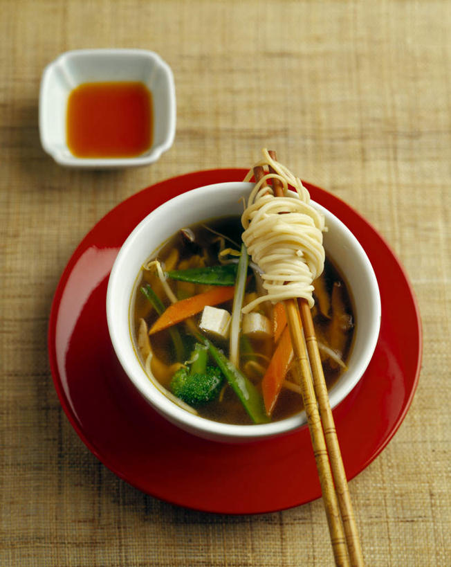 点心,面食,面条,豆腐,无人,竖图,俯视,室内,特写,白天,筷子,桌面,桌子,餐具,阴影,光线,木制,碟子,盘,影子,陶瓷,调料,酱料,酱汁,面,佐料,料理,食品,陶瓷制品,调味品,调味料,文化,传统,酱,小吃,美食,食物,盘子,木制品,容器,碟,碗,中式,荞麦面,储藏,礼节,豆制品,储存,礼仪,豆腐花,豆腐脑,豆花,进餐用具,彩图,高角度拍摄,贮存