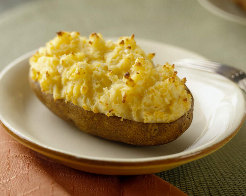 无人,横图,俯视,室内,特写,白天,桌面,桌子,蔬菜,土豆,餐具,阴影,新鲜,光线,木制,叉子,碟子,盘,影子,食品,烤土豆,食物,一个,黄色,盘子,木制品,碟,有机食品,绿色食品,单个,餐叉,馍馍蛋,进餐用具,洋芋,山药蛋,马铃薯,彩图,高角度拍摄