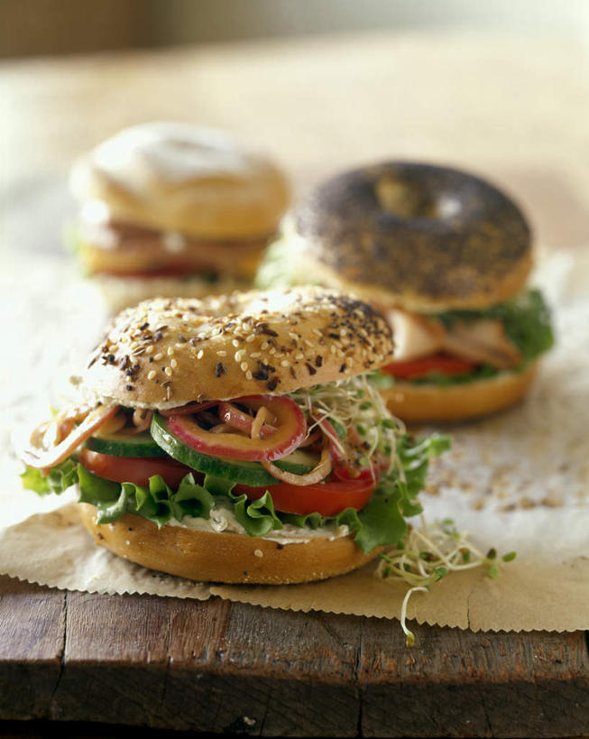 无人,竖图,俯视,室内,特写,白天,烹饪,西餐,餐桌,桌子,辣椒,西红柿,三只,阴影,光线,影子,生菜,莴苣,芝麻,三明治,料理,食品,菜肴,美食,食物,餐巾,快餐,西式,佳肴,餐台,彩椒,西式快餐,辣角,红海椒,大椒,辣虎,广椒,三文治,脂麻,胡麻,白麻,巨胜子,春菜,鹅仔菜,莴仔菜,千金菜,油麻,叶用莴苣,甜椒,柿子椒,辣子,海椒,番茄,番椒,灯笼椒,彩图,高角度拍摄